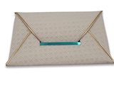 une enveloppe blanche ornée d'un ruban bleu
