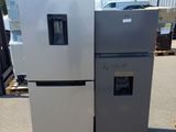 deux réfrigérateurs posés sur des palettes dans le parking
