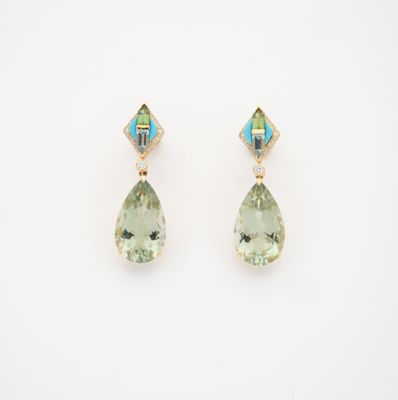 une paire de boucles d'oreilles ornées de pierres vertes et bleues