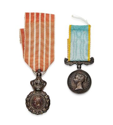 deux médailles et une médaille sur fond blanc