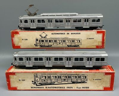 Trois petits trains sont empilés les uns sur les autres sur une table