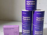 trois rouleaux de papier posés sur une table, à côté d'une boîte de savon