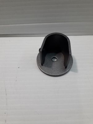 gros plan d'un objet métallique sur une surface blanche