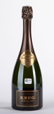 La bouteille de champagne est posée sur la table, prête à être servie.
