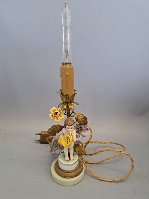 une lampe posée sur une table ornée de fleurs