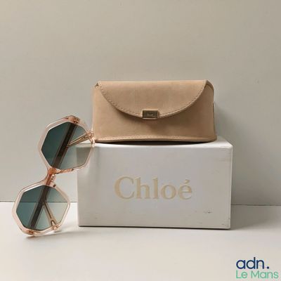 des lunettes de soleil Chloe dans un étui et une paire de lunettes de soleil posée sur une table