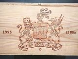 une boîte en bois sur laquelle est représenté un blason