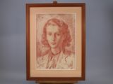 Un dessin représentant le visage d'une femme est présenté dans un cadre en bois