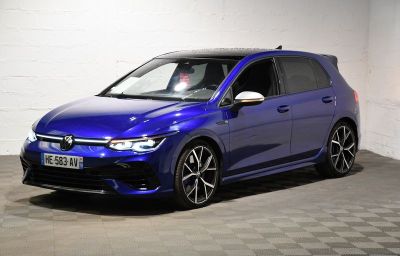 Une Volkswagen Golf R-Line bleue est garée dans un garage