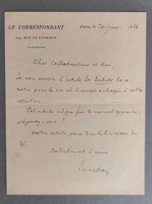une vieille lettre écrite par un homme qui tient un bout de papier