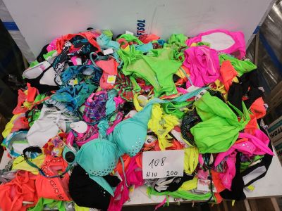 Lot de 200 maillots de bain Nika Beach, modèles et tailles a…
