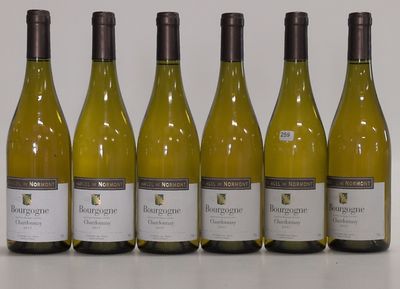 six bouteilles de vin blanc sont alignées sur une table