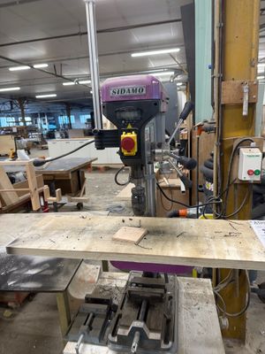une machine posée sur une table dans un bâtiment