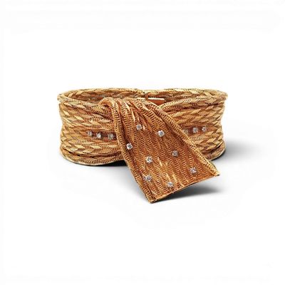 une corde enroulée autour d'un panier, surmontée d'un nœud papillon