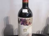 une bouteille de vin posée sur une table à côté d'une bouteille de vin