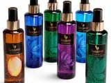 une image représentant un ensemble de flacons de parfum de différentes couleurs