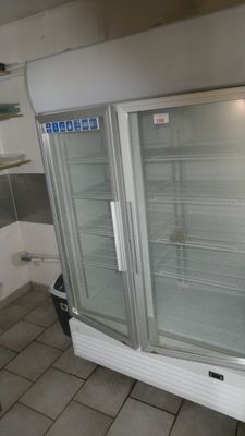 une photo d'un réfrigérateur professionnel dans une cuisine professionnelle