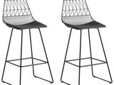 une paire de tabourets de bar en métal noir au motif géométrique