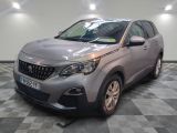 la voiture grise est garée sur un sol en damier dans le garage