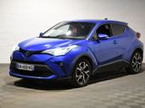 un SUV Toyota C-HR bleu garé dans un garage