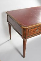 Bureau plat en placage d'acajou et marqueterie de losanges o… (photo 5)