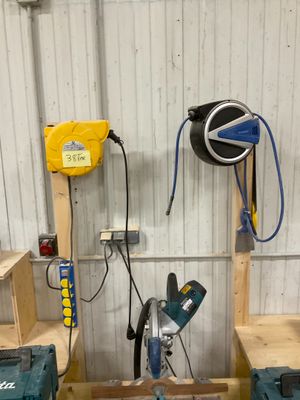 une photo d'un établi dans un atelier, sur lequel sont posés des outils
