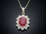 un pendentif en rubis et diamants monté sur une chaîne