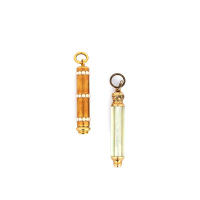 deux pièces en laiton et des perles de verre, avec un fermoir en or