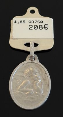 une médaille d'argent sur laquelle figure l'effigie d'une femme