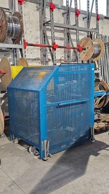 un chariot bleu qui se trouve au milieu d'un entrepôt