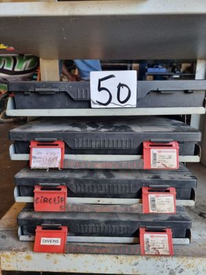 une pile de boîtes posées sur une palette