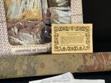 une boîte de nourriture posée sur une table
