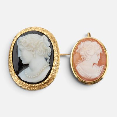 deux broches anciennes en camée représentant une femme et un homme