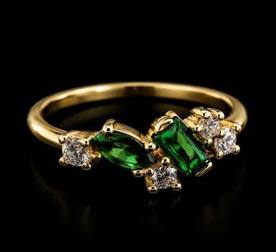 une bague en or sertie d'une tourmaline verte et de diamants blancs