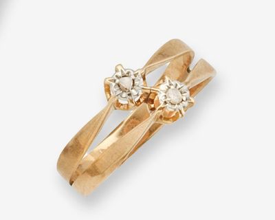deux bagues en or serties de diamants, sur fond blanc