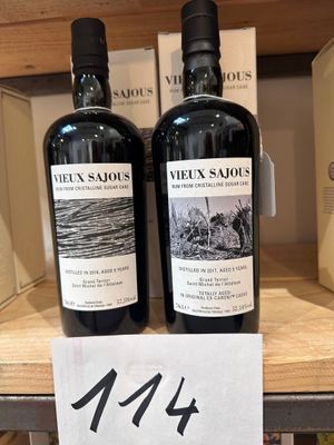 deux bouteilles de vin sont posées sur une étagère dans un magasin
