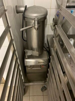une grosse machine qui se trouve dans une cuisine