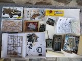 une boîte d'objets assortis posée sur une table