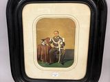 une vieille photo représentant un homme en uniforme militaire assis sur une chaise