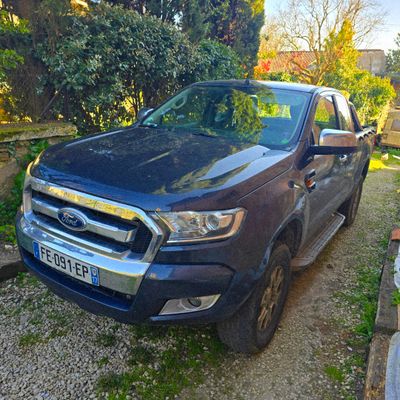 un Ford Ranger noir garé sur le bord de la route