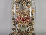 une cloche en verre contenant un bouquet de fleurs