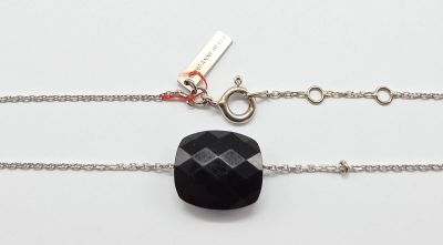Collier composé d'une pierre d'onyx noir facettée montée sur une chaîne en argent