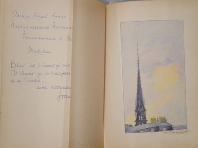 un livre ouvert sur lequel figure l'image d'un bâtiment
