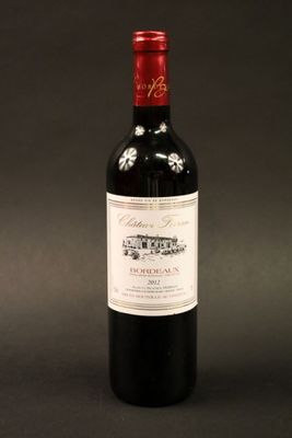 une bouteille de vin posée sur une table
