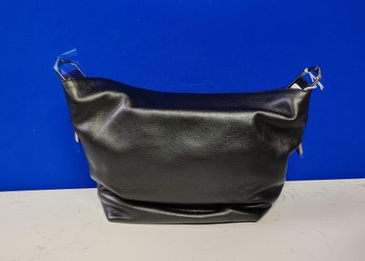 un sac à main en cuir noir muni d'une fermeture éclair sur le devant