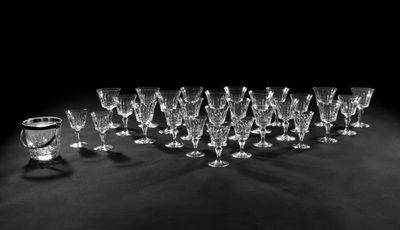 photographie en noir et blanc représentant un lot de verres à vin posés sur une table