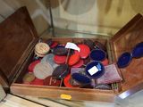 une boîte en bois remplie d'objets divers, posée sur une table