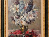 tableau représentant un vase de fleurs posé sur une table recouverte d'une nappe rouge