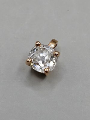 une image d'une bague en diamant sur une table