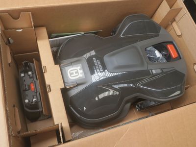une guitare dans une boîte avec une télécommande